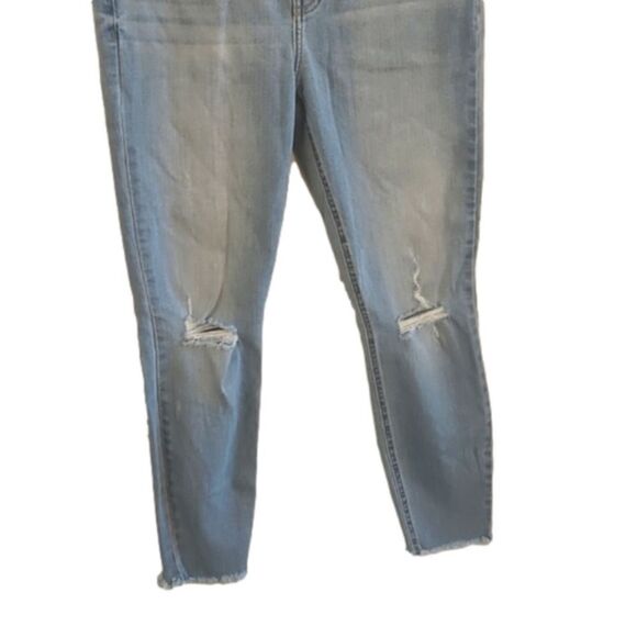 𝅺Juniors Oasis by Eunina cropped distressed lightwash jeans size 11 - Picture 2 of 9